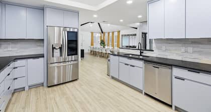 Plano Perfect Getaway - Pool, Hot Tub, BBQ Grill