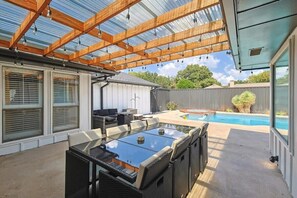 Outdoor dining - Plano Perfect Getaway - Pool, Hot Tub, BBQ Grill (Plano)