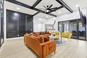 Fernseher, Kamin, Arbeitsbereiche