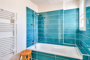Baignoire, sĂšche-cheveux