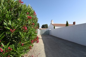 Property grounds - L'Épine - Bright house - 300m from the beach (L'Epine)
