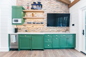 Een koelkast, een magnetron, een vaatwasser