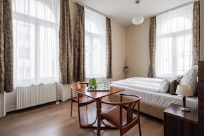 Habitación familiar | 1 dormitorio, escritorio, wifi gratis y ropa de cama