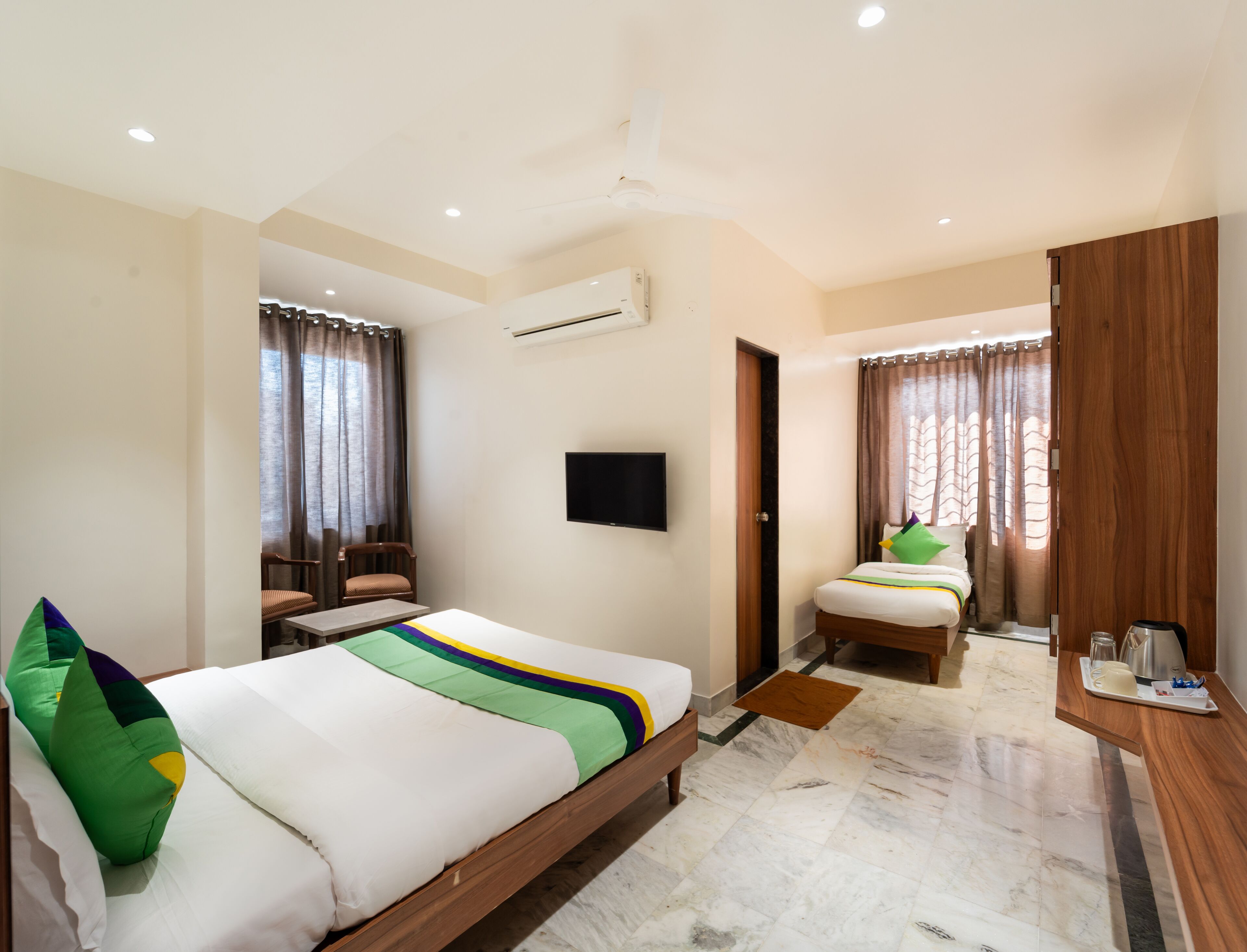 Deluxe Room | In-room safe, desk, soundproofing, iron/ironing board