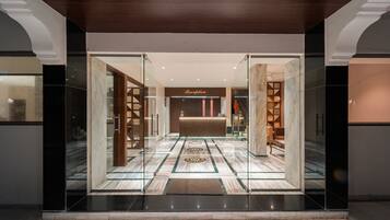 Pintu masuk properti