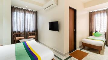 Kamar Deluks | Brankas, meja kerja, kedap suara, dan setrika/meja setrika