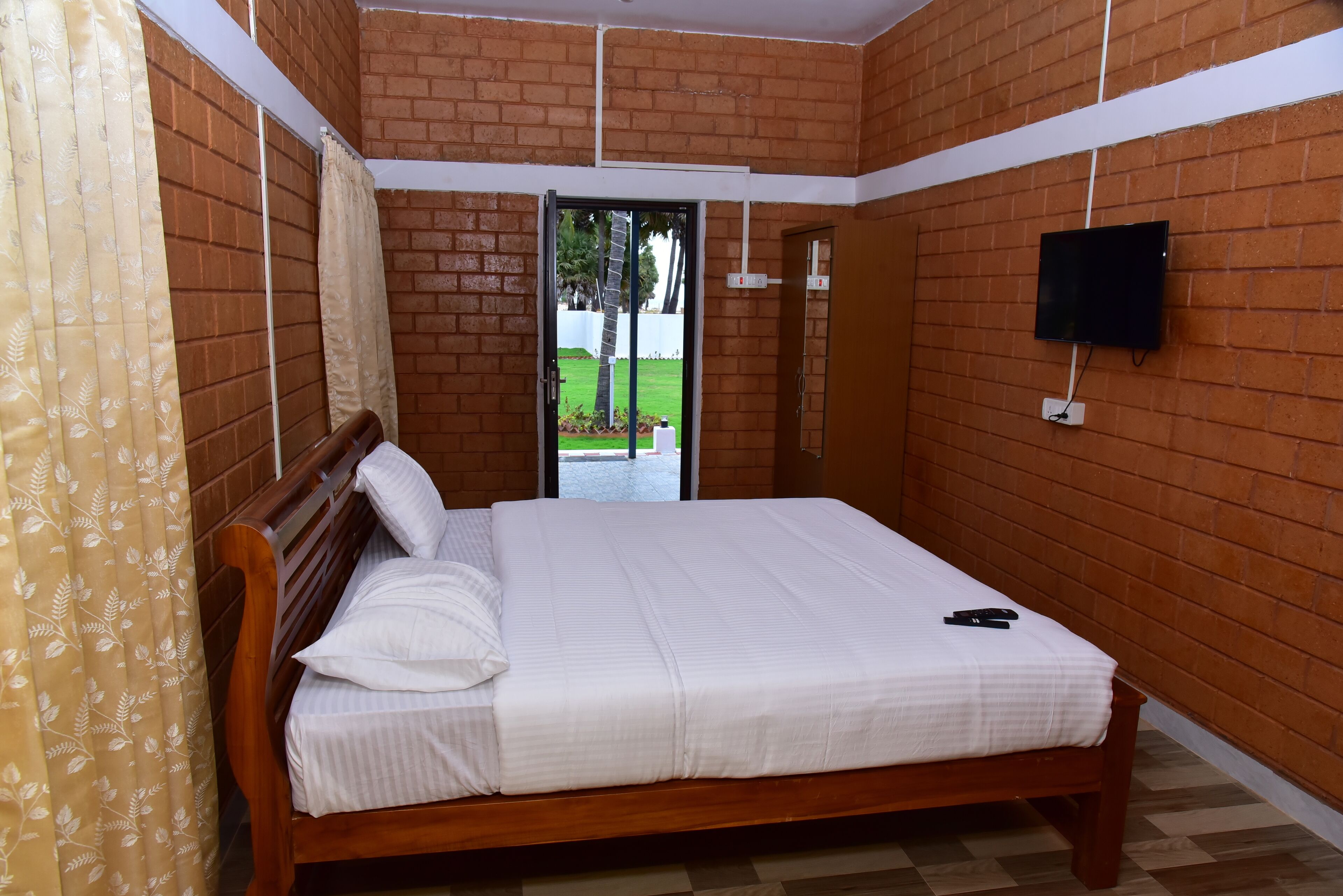 4 bedrooms, WiFi, bed sheets