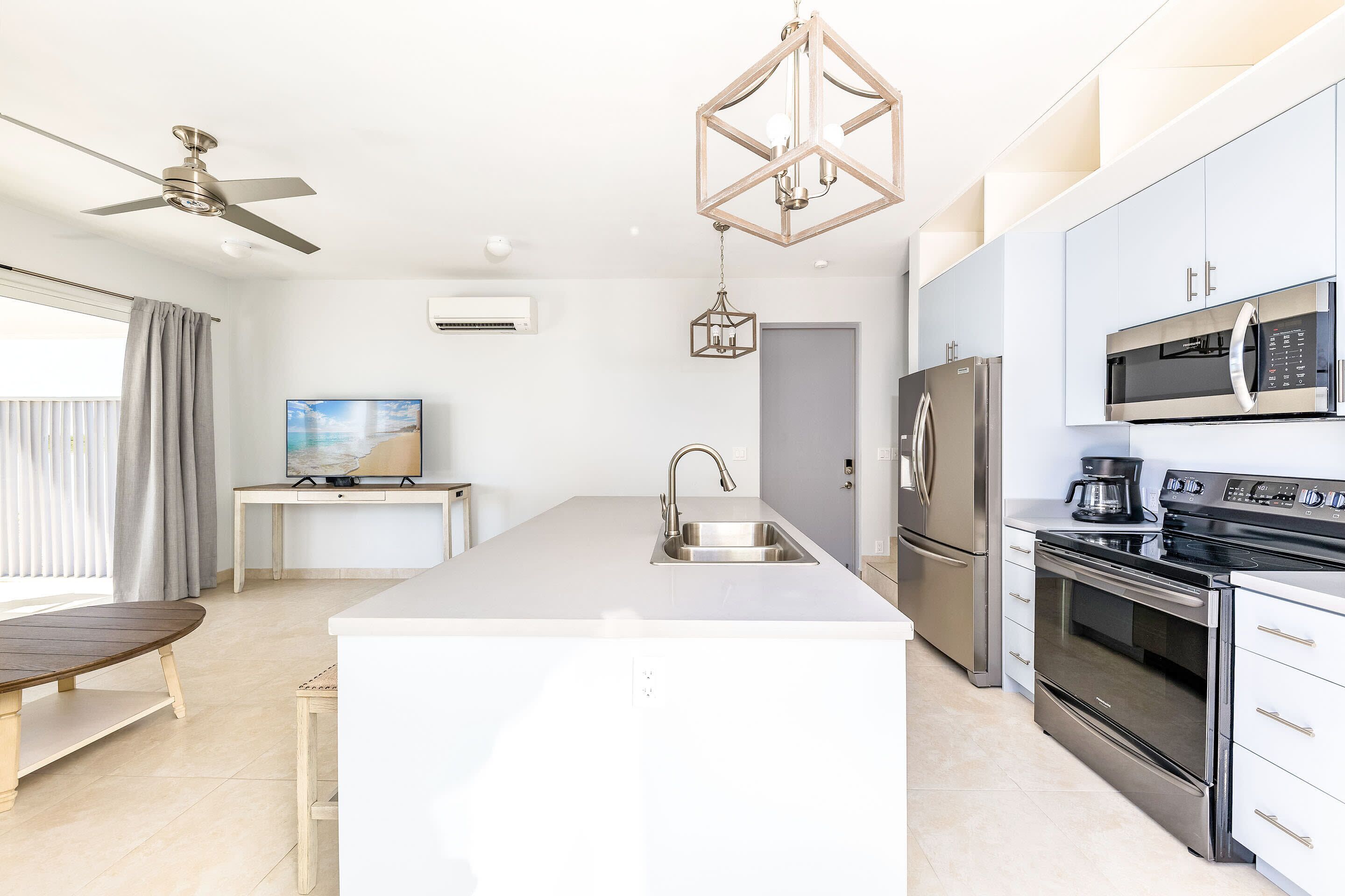 Jääkaappi, mikroaaltouuni, uuni, liesi