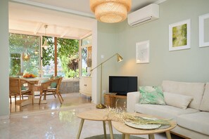 Departamento (2 Bedrooms) | Sala de estar | Televisión de pantalla plana de 102 cm con canales digitales 