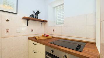 Apartment (2 Bedrooms) | Private kitchen | Oven, toaster, freezer, paper towels