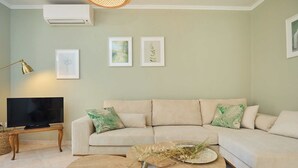 Apartment (2 Bedrooms) | Wohnzimmer