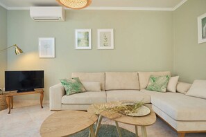 Apartment (2 Bedrooms) | Living room | 102-cm flat-screen TV with digital channels - Urban Ambience (Dubrovnik)