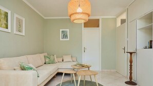Apartment (2 Bedrooms) | Wohnzimmer