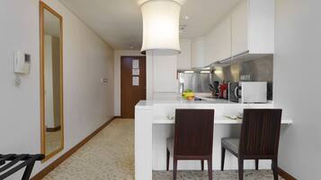 Réfrigérateur, micro-ondes, four, lave-vaisselle