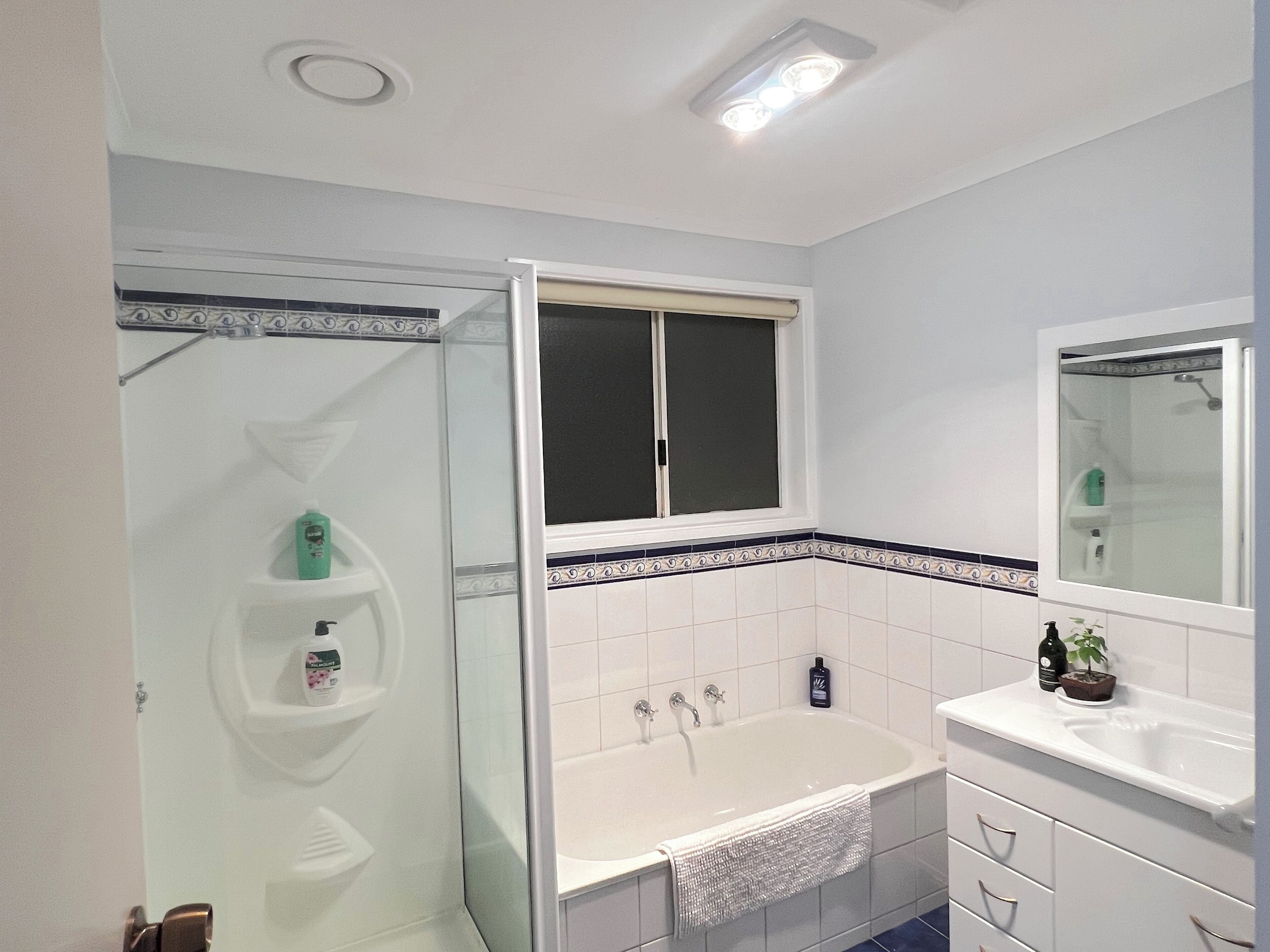 Douche, articles de toilette gratuits, sèche-cheveux