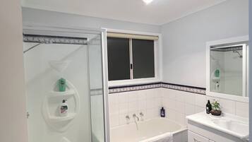 Doccia, set di cortesia gratuito, asciugacapelli, asciugamani