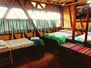 3 habitaciones, tabla de planchar con plancha y cuna de viaje 