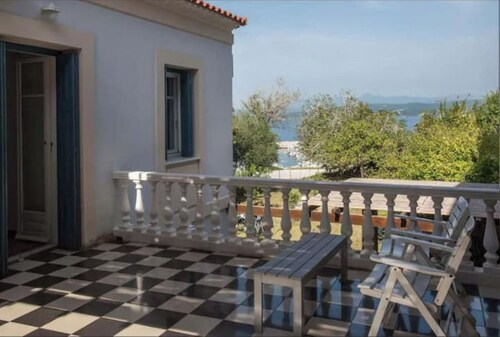 Belle Villa de Vacances au Cœur du Village de Pylos