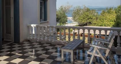 Belle Villa de Vacances au Cœur du Village de Pylos