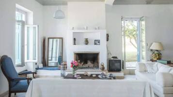 Una televisión, libros, un reproductor estéreo