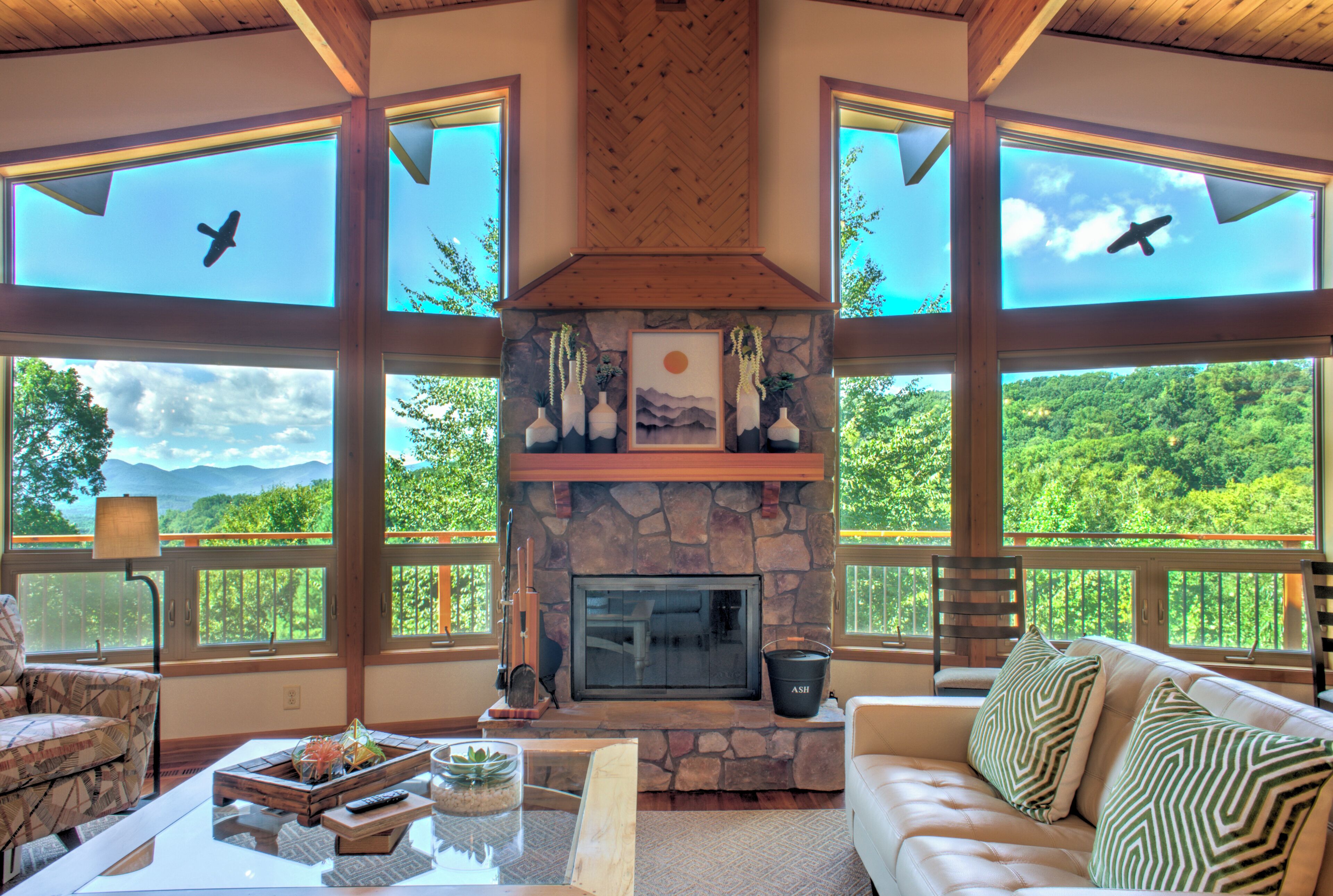 تلفزيون ذكي، مدفأة، كُتُب