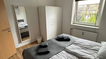 1 Schlafzimmer, Schreibtisch, schallisolierte Zimmer