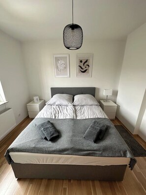 1 chambre, bureau, système d’insonorisation, fer et planche à repasser