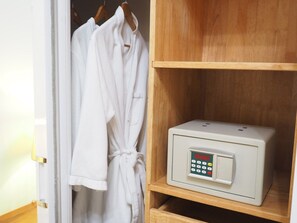 Egyptian cotton sheets, premium bedding, minibar, in-room safe - Krous Village Road (Siem Reap)