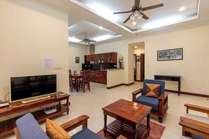 32-inch Smart TV with digital channels, printers - Krous Village Road (Siem Reap)