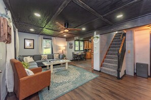 Smart TV, chimenea, futbolito y estéreo 