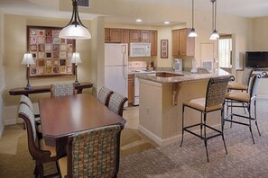 Dining - 3 Bedroom Deluxe Condo w/ Kitchen, Sleeps 10, on Disney, Bonnet Creek Resort! (Daytona Beach)