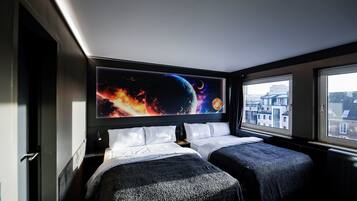 Cosmos Quadruple Room | 1 bedroom, desk, bed sheets