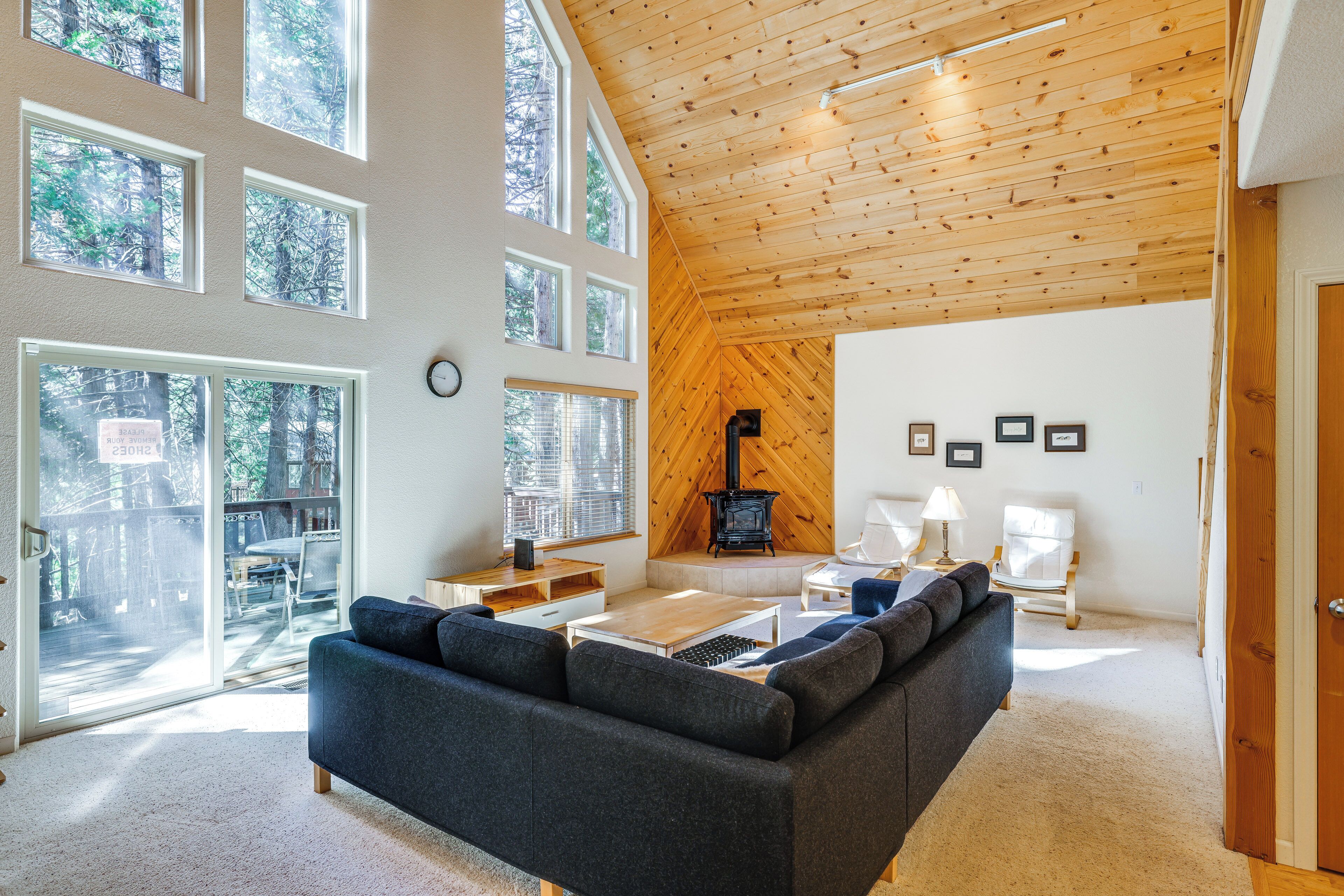 Spacious Vacation Rental Cabin ~ 4 Mi to Big Trees