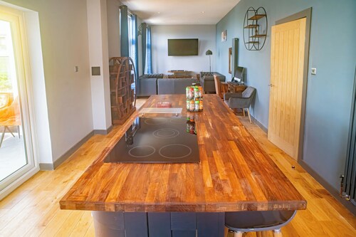 Luxury 4 Bdrm Seaview Cottage by the Fairy Pools