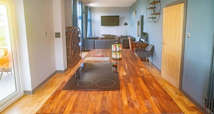 Luxury 4 Bdrm Seaview Cottage by the Fairy Pools