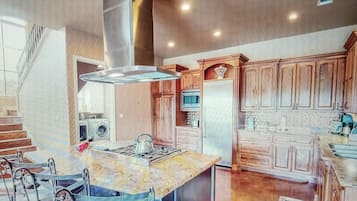 Frigorífic i utensilis de cuina, vaixella i coberteria