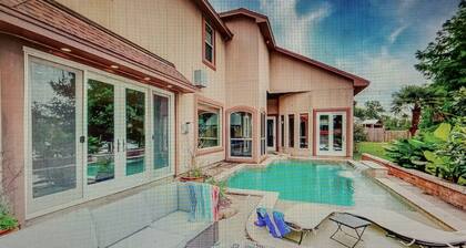 Waterfront home, Private Pool, private dock, 30 min from 5 star resort,