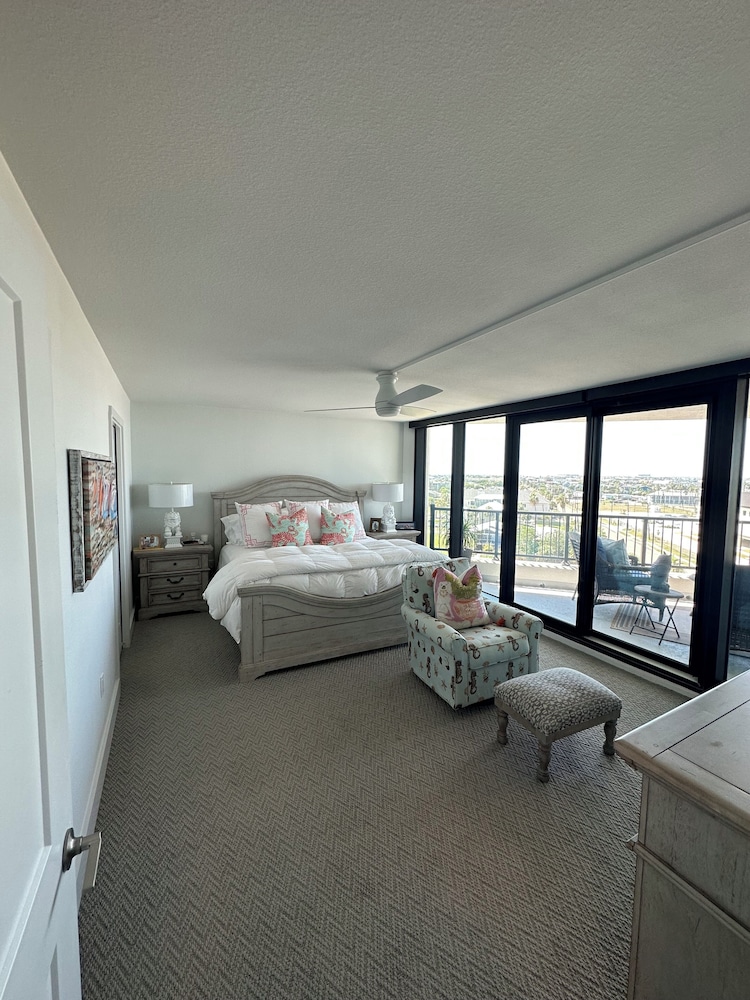 Visual Reference: Penthouse Condo With Incredible Views Of The Ocean Bay And