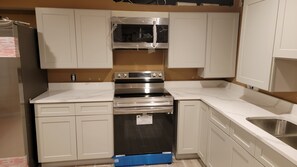 Microwave, stovetop, dishwasher - Beautiful fully furnished basement apartment with own entrance  (Gaithersburg)
