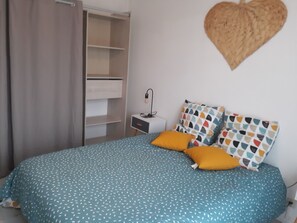4 bedrooms, desk, iron/ironing board, travel cot - Gite en Provence capacité 6 personnes (Entressen)