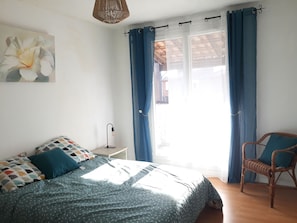 4 slaapkamers, een bureau, een strijkplank/strijkijzer, reisbedje
