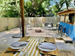 Outdoor dining - The stylish Gentry, just minutes from downtown Aiken and Bruce's Field.
 (Aiken)