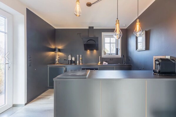 Uuni, liesi, astianpesukone, kahvin-/teenkeitin