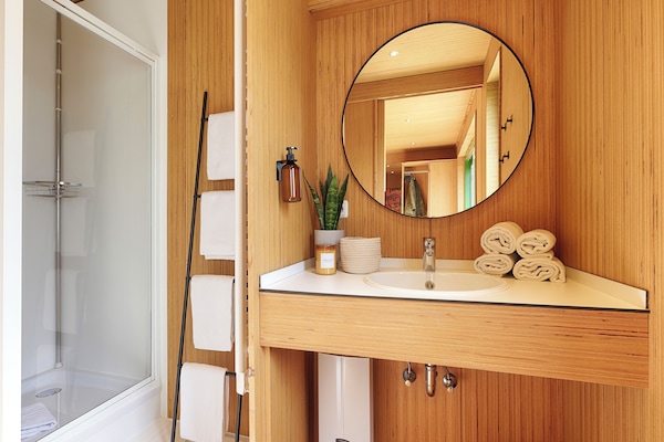 Classic Condo | Bathroom