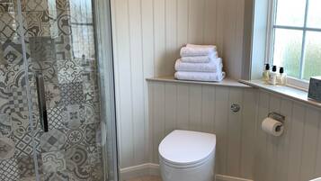 Deluxe Double Room, 1 King Bed | Bathroom | Designer toiletries, hair dryer, towels, soap