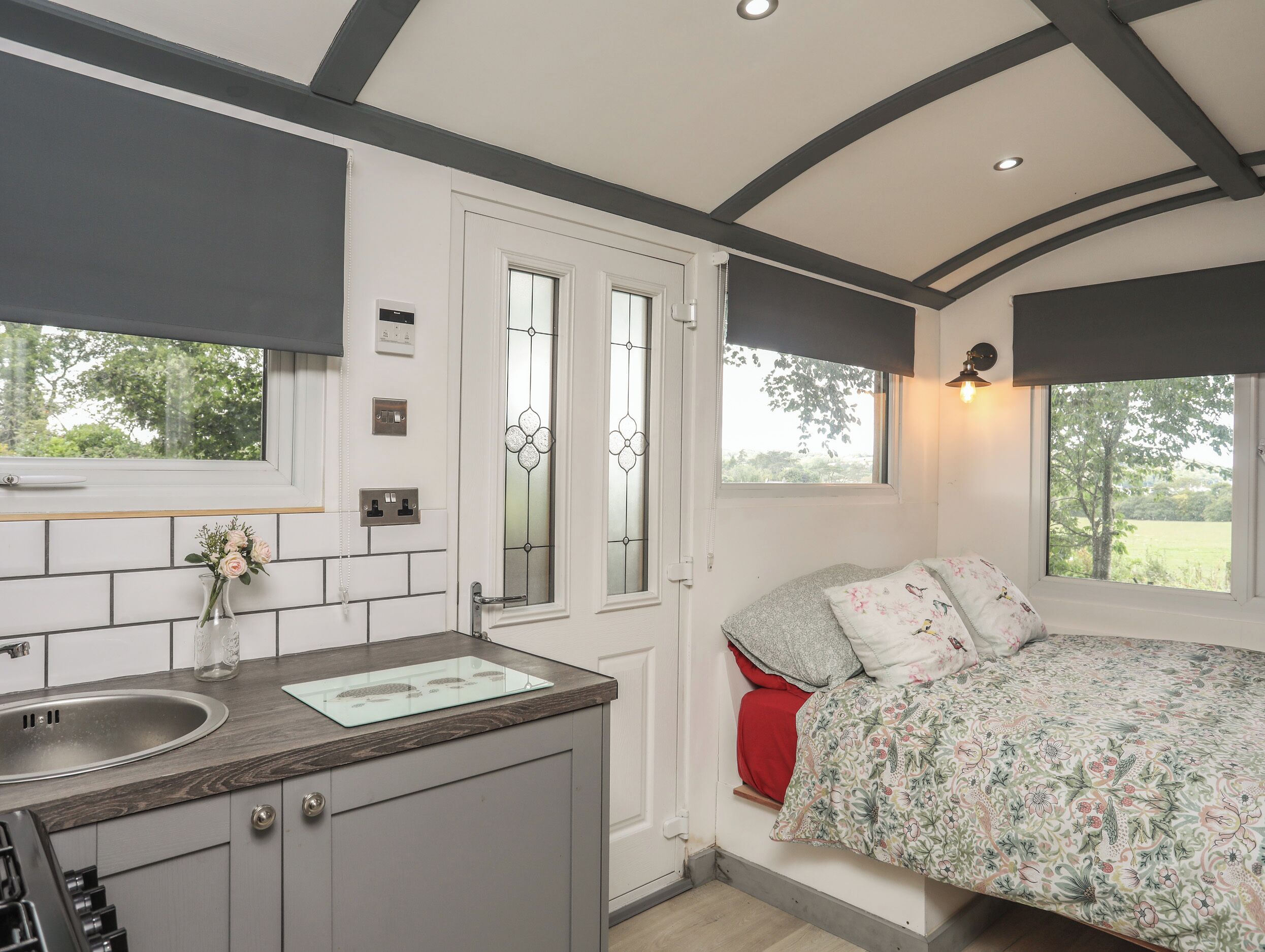 Fron Goch Shepherd's Hut, Romantic, With A Garden In Pentraeth - Benllech
