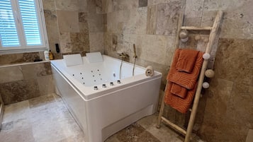 Baignoire Ă  jets, sĂšche-cheveux, serviettes fournies, savon