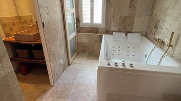 Een bubbelbad, een haardroger, handdoeken, zeep