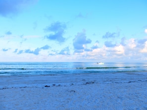 Plage, chaises longues, serviettes de plage