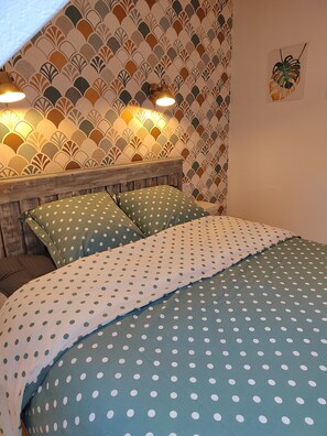 2 bedrooms, iron/ironing board, travel cot, Internet